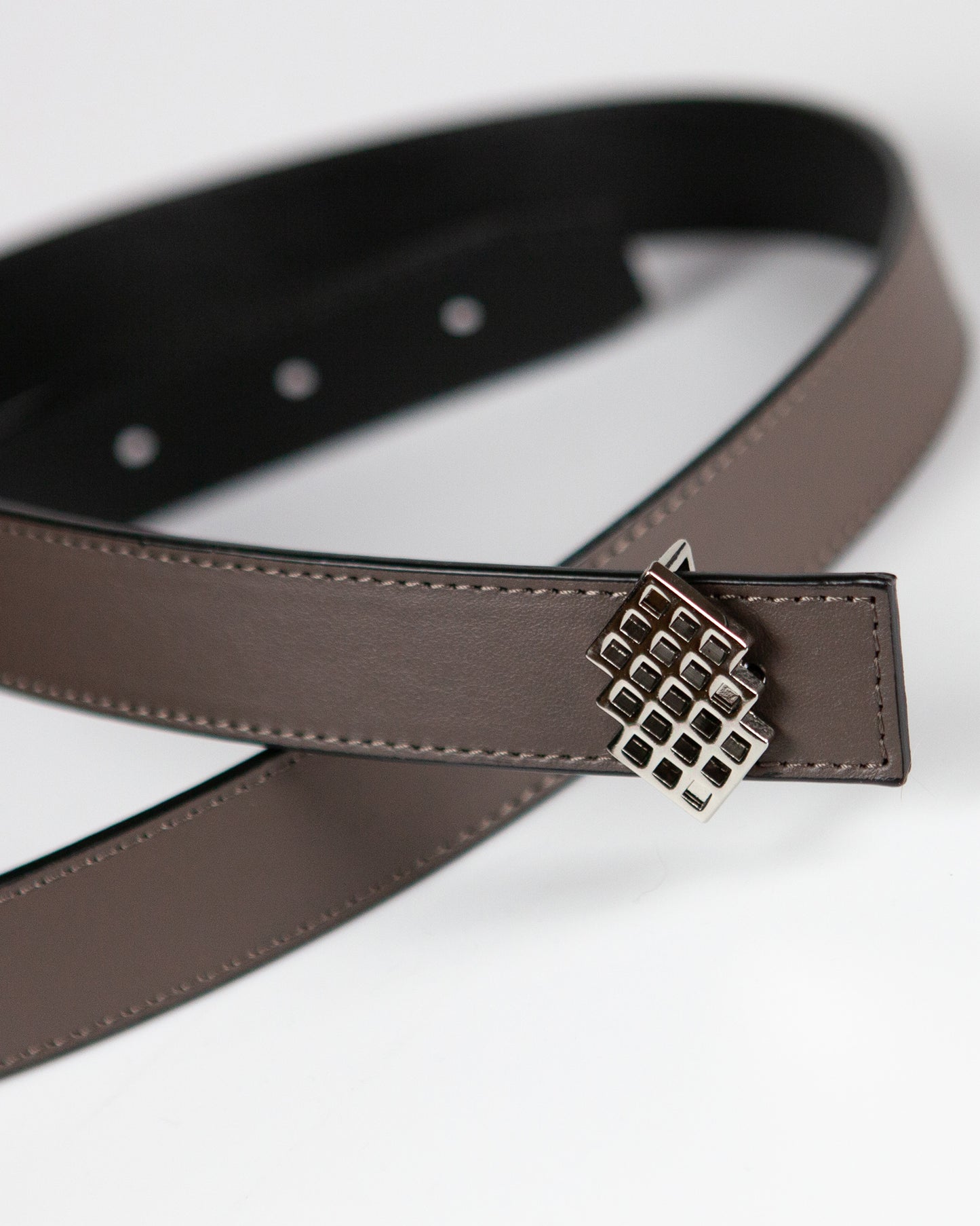 REVERSIBLE LEATHER BELT IN DEEP TAUPE