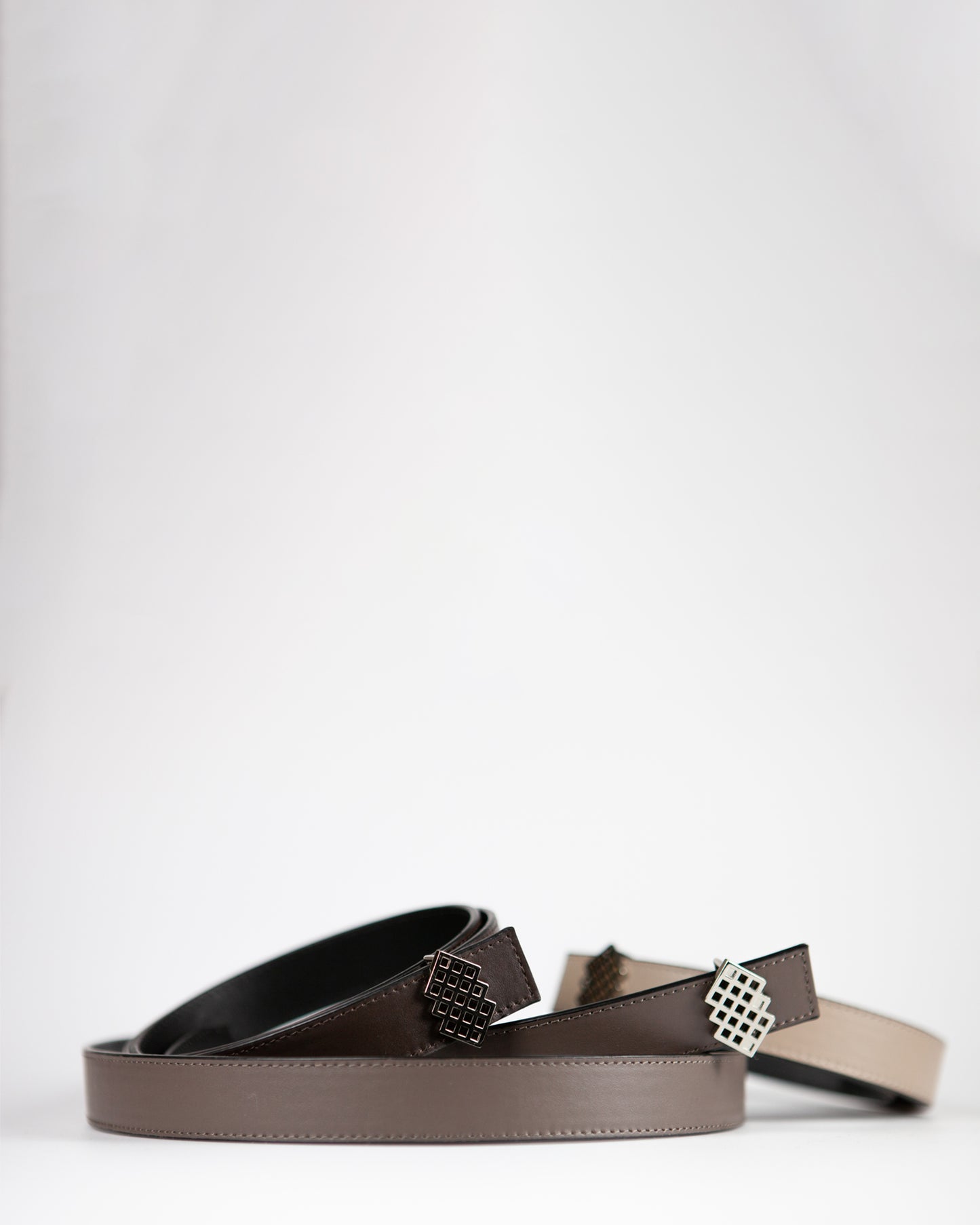 REVERSIBLE LEATHER BELT IN DEEP TAUPE